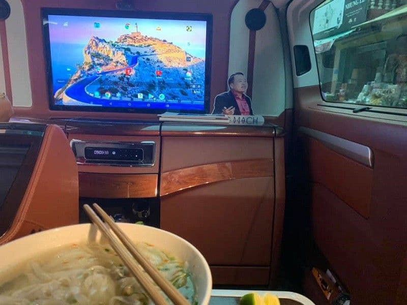 Nội thất Limousine cao cấp của chiếc Toyota Alphard, minh chứng cho sự đầu tư vào trải nghiệm cá nhân của Shark Bình.