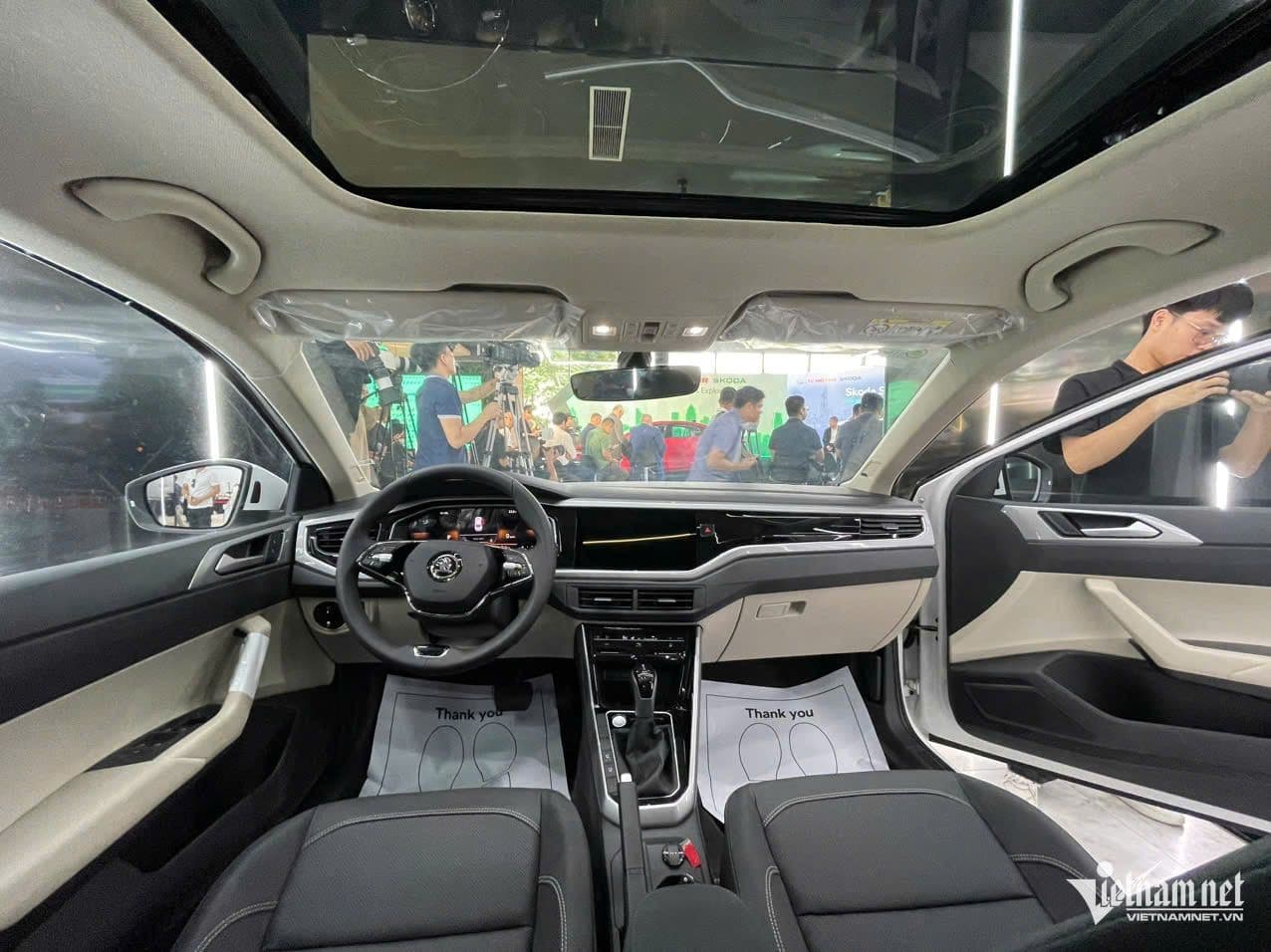 Nội thất xe Skoda Slavia với màn hình giải trí lớn, cửa sổ trời và thiết kế tối giản, tiện nghi hiện đại.