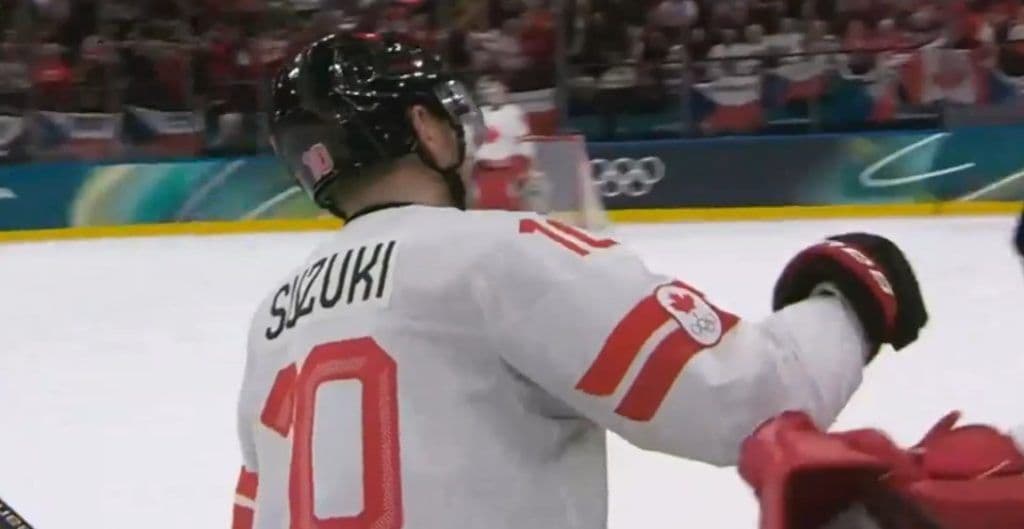 Nick Suzuki của Canada trên sân băng, đại diện cho thế hệ cầu thủ trẻ và tương lai phát triển của khúc côn cầu toàn cầu.