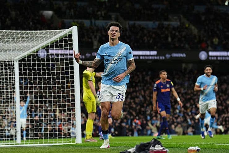 Nico O'Reilly ăn mừng bàn thắng cho Man City tại Etihad, biểu tượng cho hạt mầm tài năng trẻ và tham vọng vô địch.