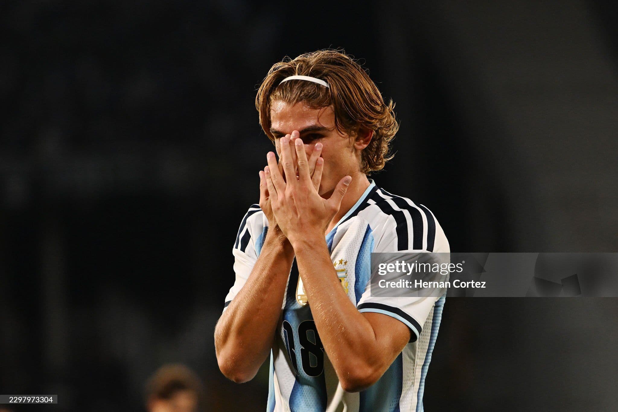 Nico Paz, cầu thủ trẻ ghi bàn, thể hiện cảm xúc sau khi đóng góp vào chiến thắng của Argentina.