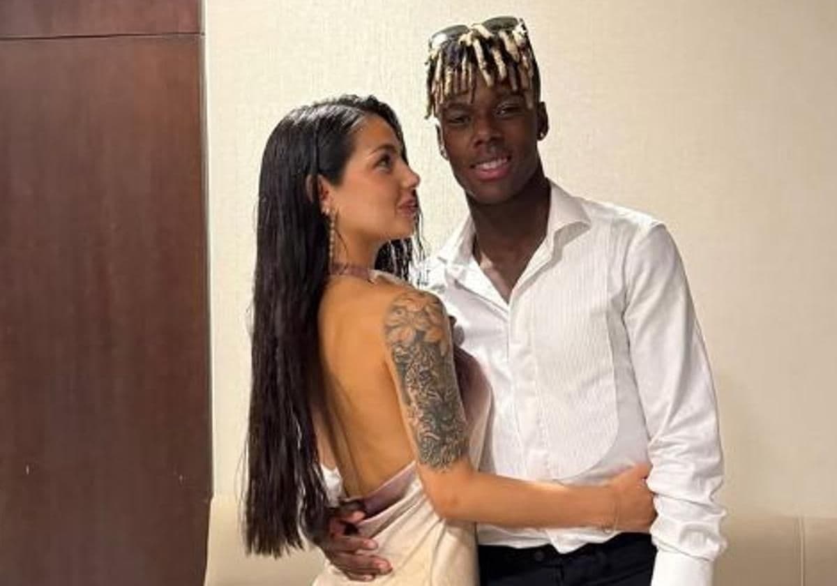 Nico Williams và bạn gái Ainhize Legarreta hạnh phúc bên nhau sau tin tức gia hạn hợp đồng.