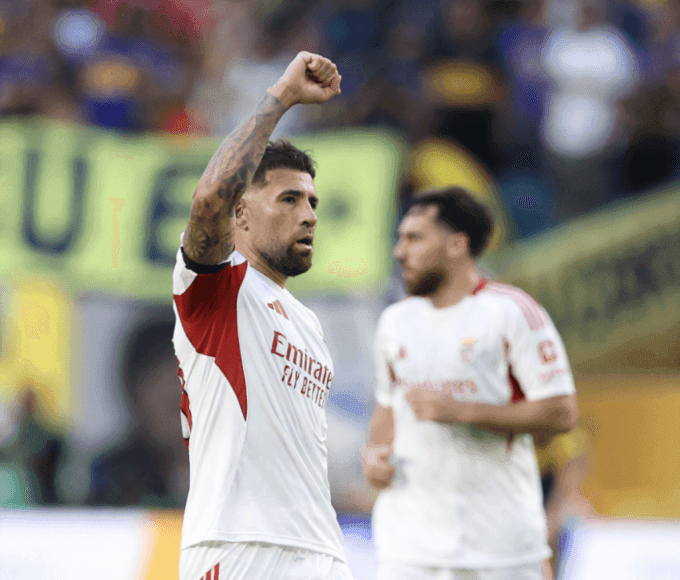 Nicolas Otamendi mừng bàn ấn định tỷ số 2-2. Ảnh: Elgrafico