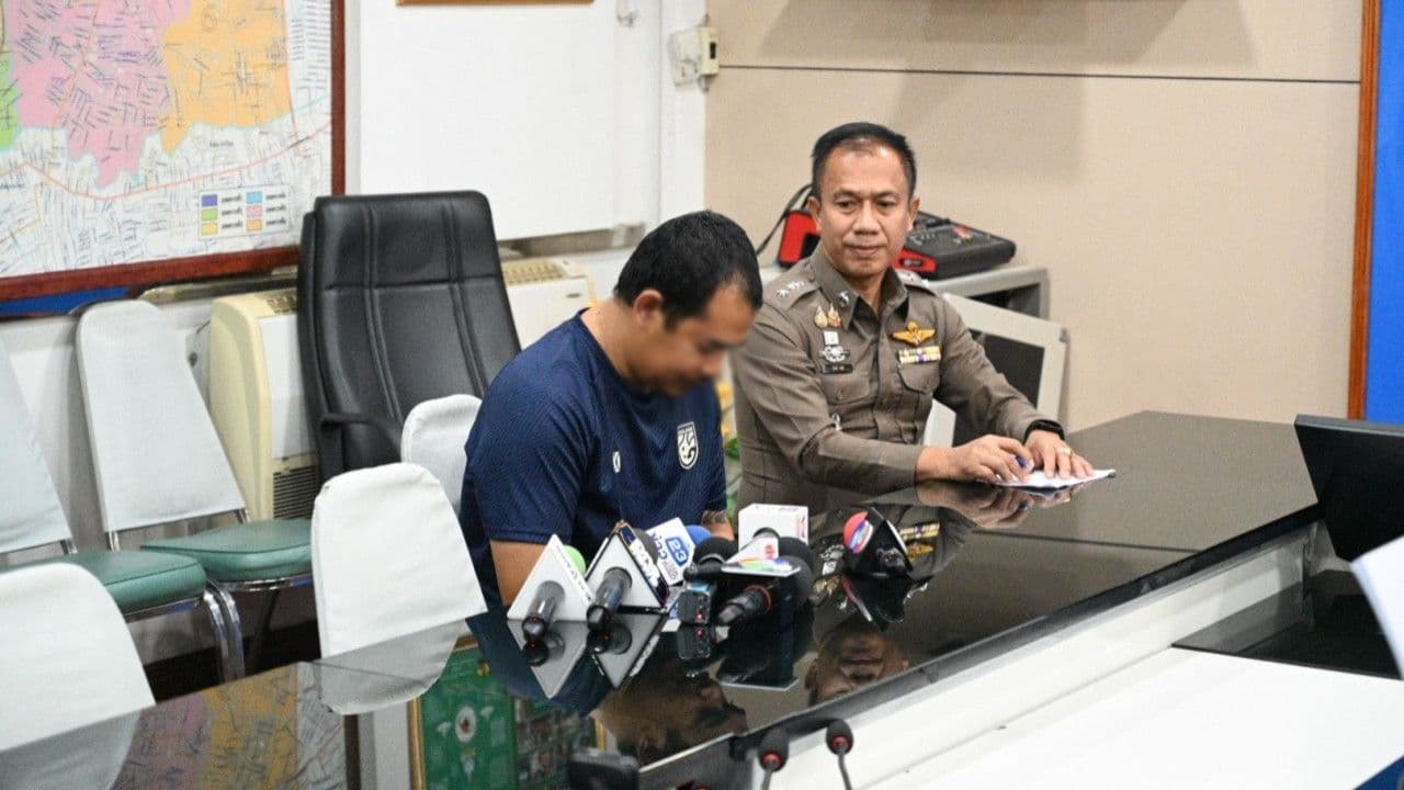 Nikorn, nhân viên cứu hộ bị bắt, cúi đầu trước truyền thông cùng sĩ quan cảnh sát.