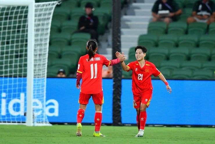 Niềm vui chiến thắng của đội tuyển bóng đá nữ Việt Nam trên sân cỏ, thể hiện tinh thần quyết tâm vươn tới World Cup.