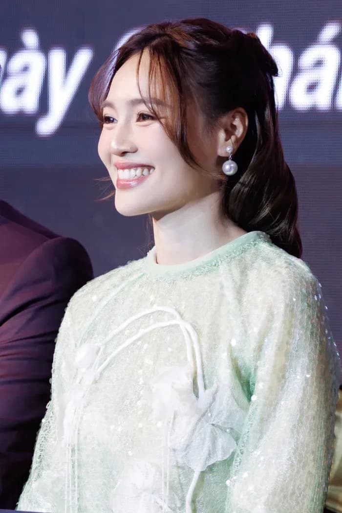 Ninh Dương Lan Ngọc với nụ cười rạng rỡ, tuyên bố không còn đặt nặng việc phải 'chạy thật nhanh' trong sự nghiệp.