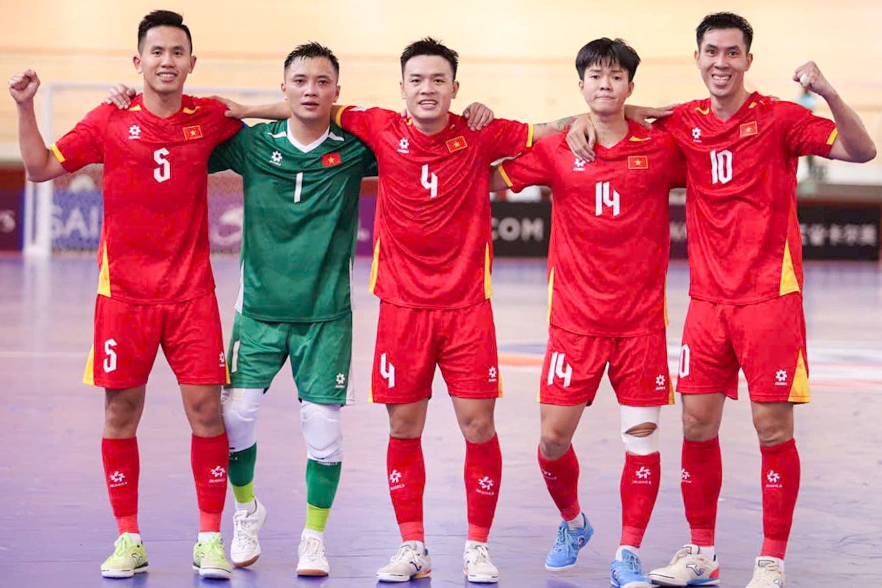 Năm cầu thủ đội tuyển futsal Việt Nam đứng cạnh nhau, thể hiện tinh thần đồng đội và sự gắn kết.