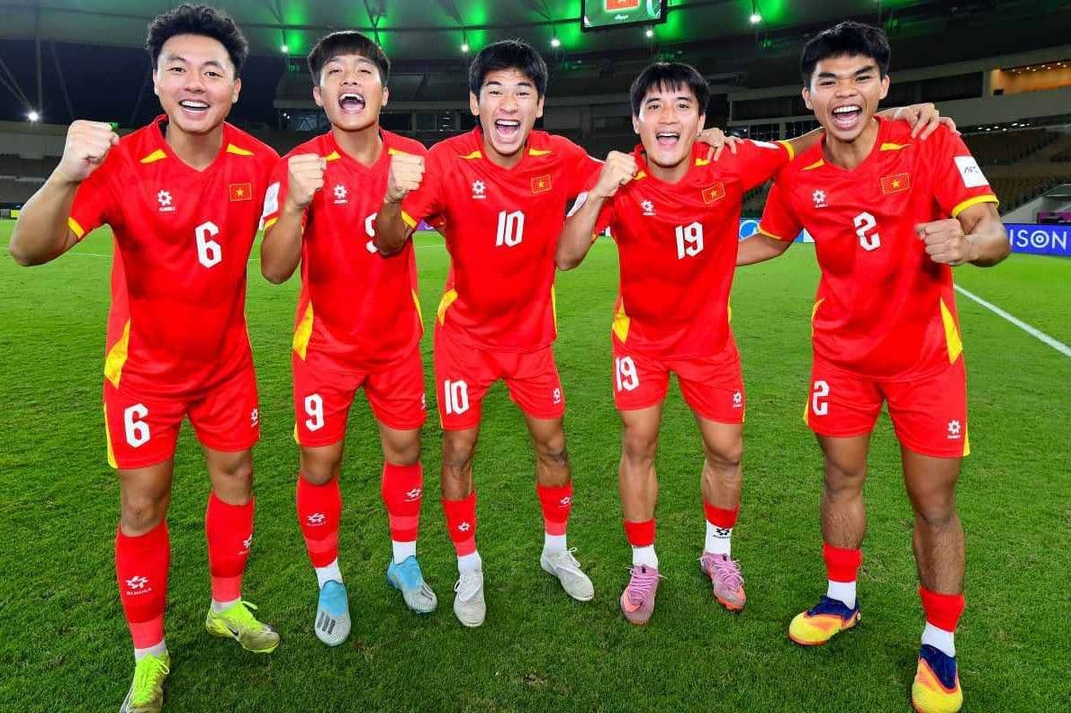 Năm cầu thủ U23 Việt Nam cùng nhau ăn mừng trên sân, thể hiện tinh thần đồng đội và khát vọng chinh phục những đỉnh cao mới.