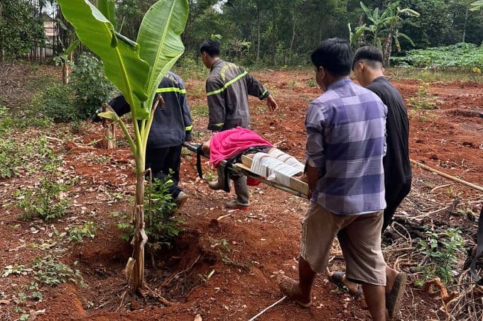 Nạn nhân được cảnh sát và người dân khiêng ra xe cứu thương sau khi được giải cứu an toàn khỏi giếng sâu.