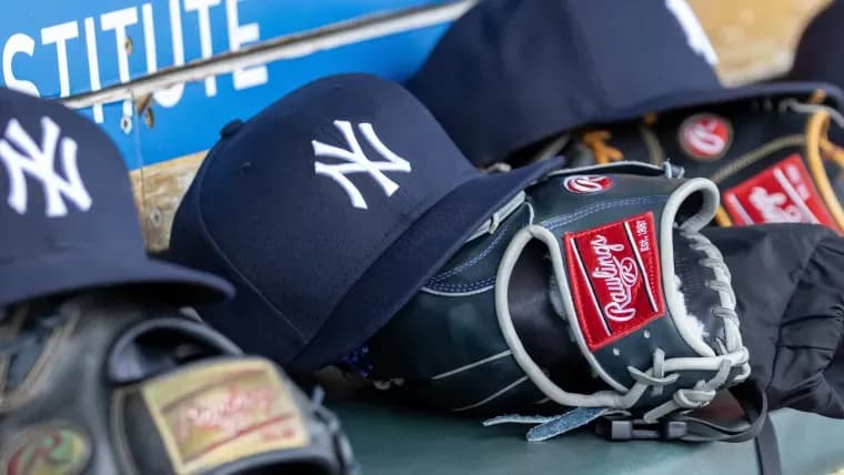 Nón và găng tay bóng chày của New York Yankees, tượng trưng cho thị trường chuyển nhượng MLB tỷ đô và cuộc đấu trí định hình đế chế.
