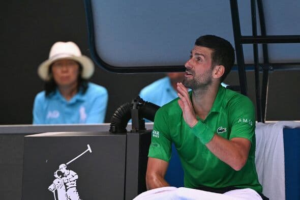 Novak Djokovic biểu lộ cảm xúc mạnh mẽ trên sân đấu