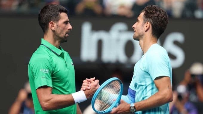 Novak Djokovic bắt tay đối thủ Musetti sau trận đấu, tượng trưng cho những cuộc đối đầu mới trong kỷ nguyên quần vợt đang thay đổi
