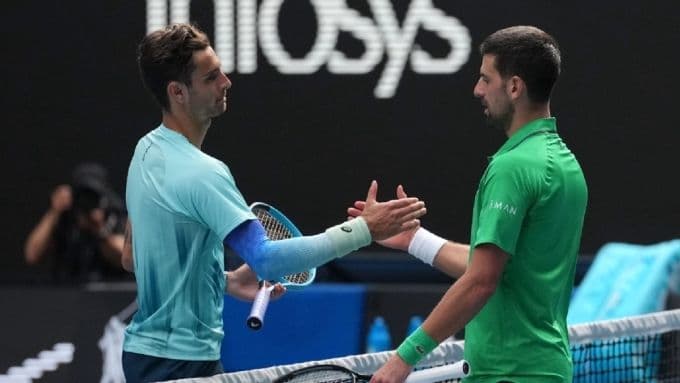 Novak Djokovic bắt tay Lorenzo Musetti sau trận tứ kết đầy kịch tính tại Australian Open 2026.