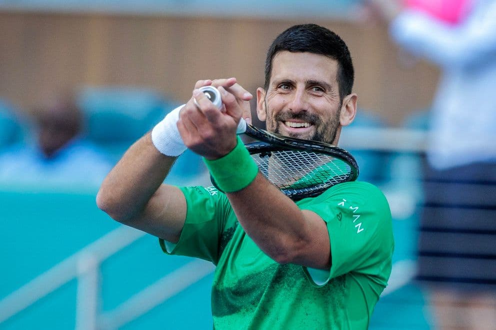 Novak Djokovic mỉm cười trên sân quần vợt, đại diện cho kỷ nguyên bất tử của anh