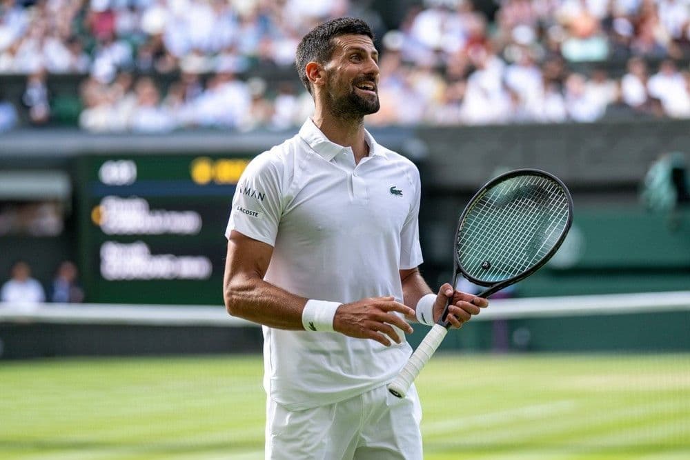 Novak Djokovic mỉm cười trên sân Wimbledon 2025, thể hiện bản lĩnh và kinh nghiệm trong cuộc đua tam mã kịch tính.