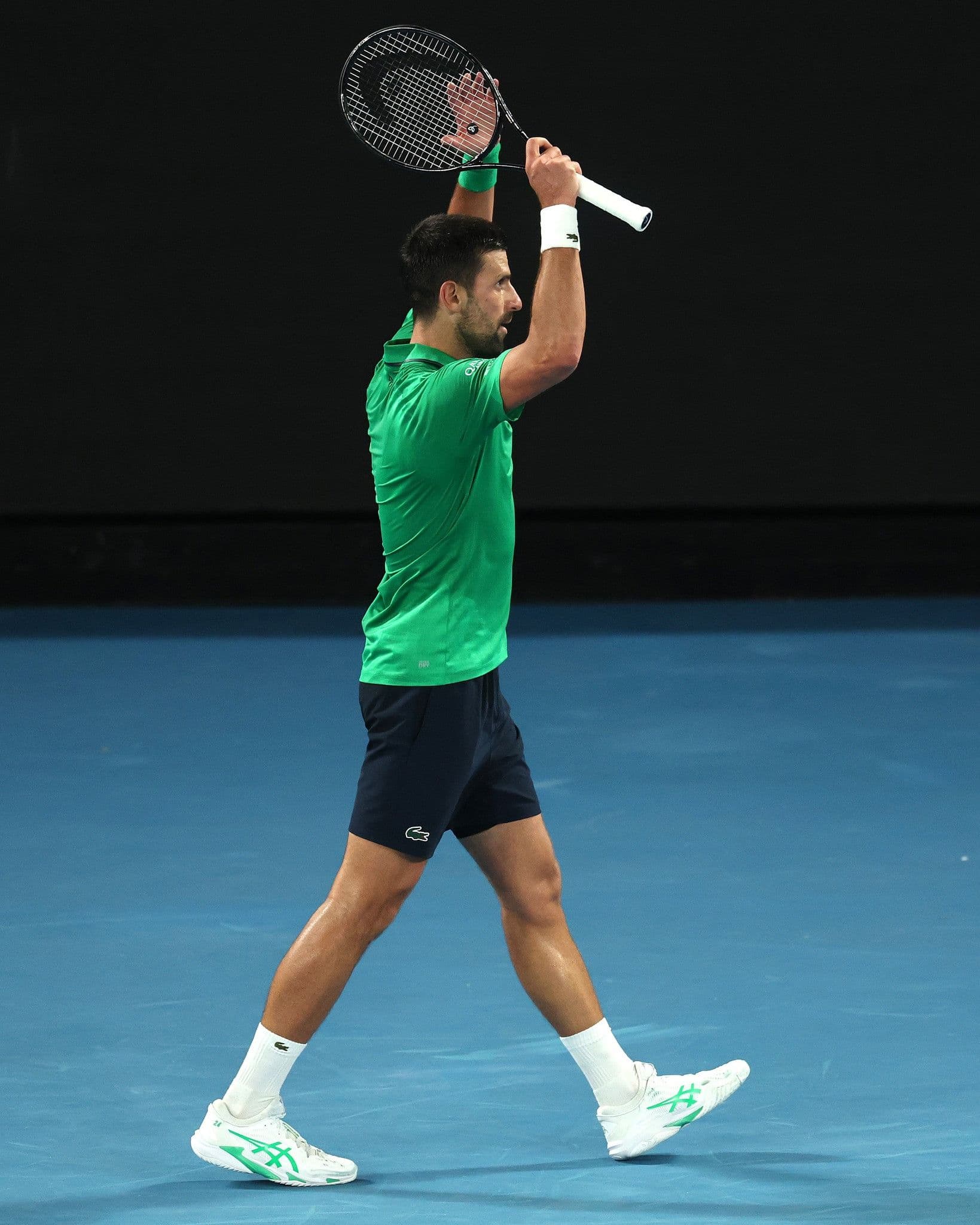 Novak Djokovic ăn mừng chiến thắng tại Australian Open, thể hiện bản lĩnh và kinh nghiệm vượt trội.