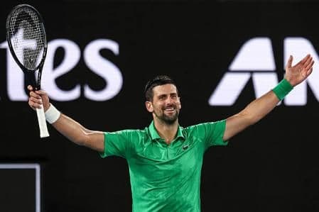 Novak Djokovic ăn mừng trên sân, đại diện cho thế hệ huyền thoại mà Alcaraz đang thách thức