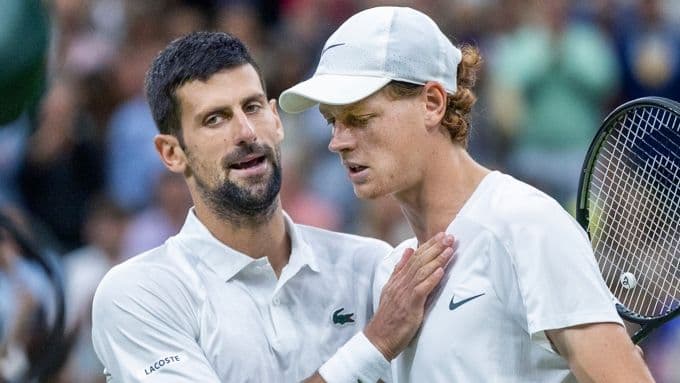Novak Djokovic động viên Jannik Sinner sau trận bán kết Wimbledon 2023, khoảnh khắc đánh dấu sự chuyển giao thế hệ.