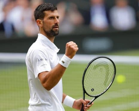 Novak Djokovic siết chặt nắm đấm thể hiện quyết tâm trên sân tennis.