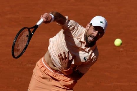 Novak Djokovic thể hiện cảm xúc mãnh liệt khi giao bóng, minh họa sự bộc trực trên sân đấu.