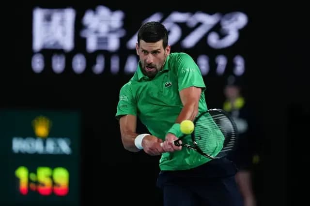 Novak Djokovic thực hiện cú đánh quyết đoán dưới áp lực cao trên sân đấu.