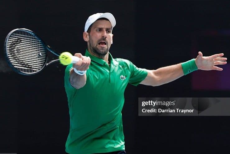 Novak Djokovic thực hiện cú đánh trái tay mạnh mẽ trong trận đấu.