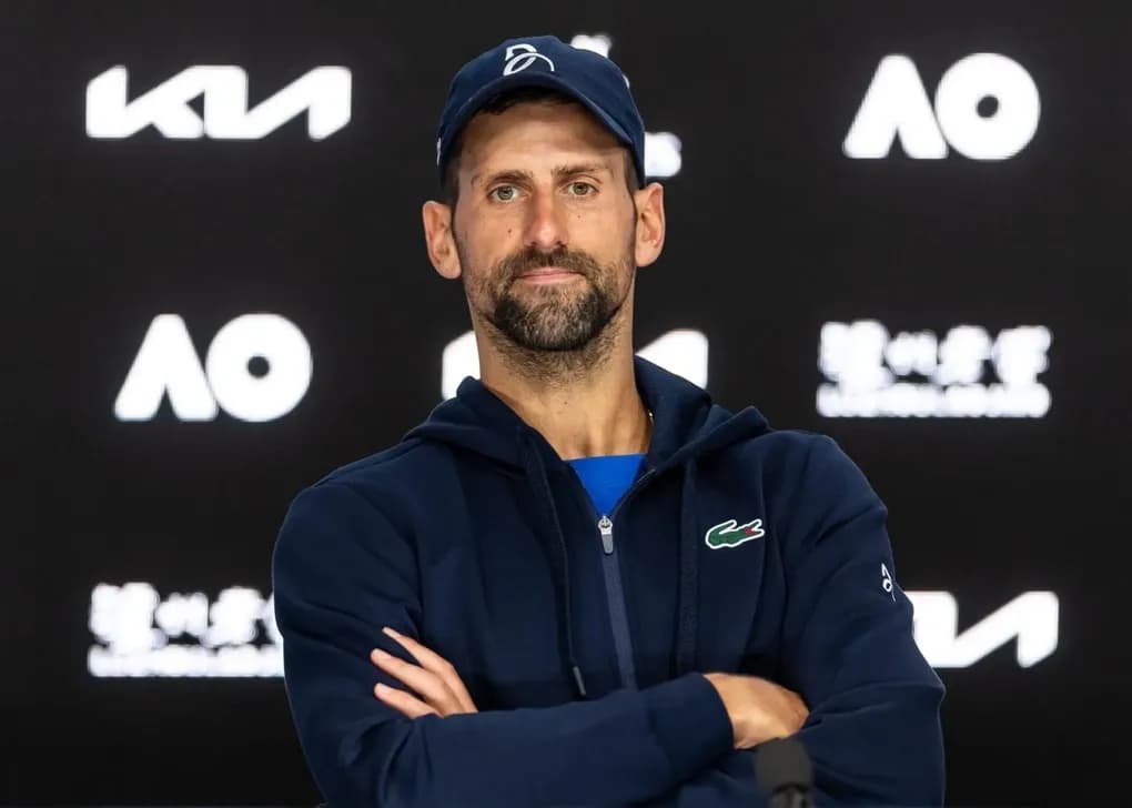 Novak Djokovic tại buổi họp báo, gương mặt thể hiện sự suy tư sau một trận đấu khó khăn tại Australian Open.