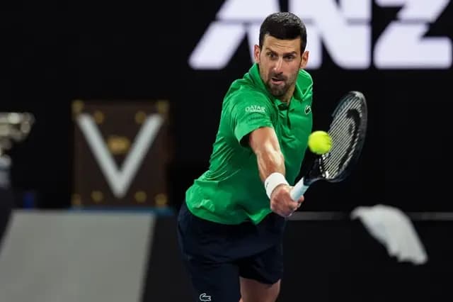 Novak Djokovic tập trung cao độ trong một pha bóng, minh chứng cho sự bền bỉ và kỷ luật của anh.