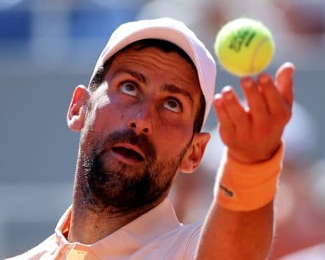 Novak Djokovic tập trung cao độ trong một trận đấu, phản ánh sự chân thật và áp lực mà anh đối mặt.