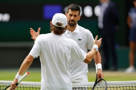 Novak Djokovic và Alex de Minaur bắt tay tại lưới sau trận đấu.