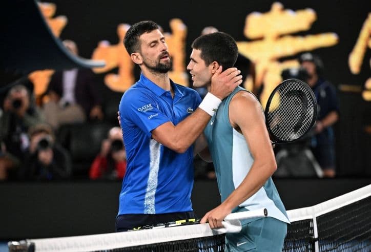 Novak Djokovic và Carlos Alcaraz bắt tay tại lưới, biểu tượng cho cuộc đối đầu giữa hai thế hệ tại US Open.
