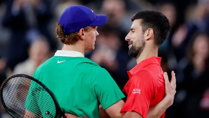 Novak Djokovic và Jannik Sinner chúc mừng nhau sau trận đấu, thể hiện sự cạnh tranh và tôn trọng giữa hai thế hệ quần vợt.