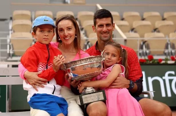 Novak Djokovic, vợ Jelena và hai con ăn mừng chiến thắng với cúp vô địch French Open.
