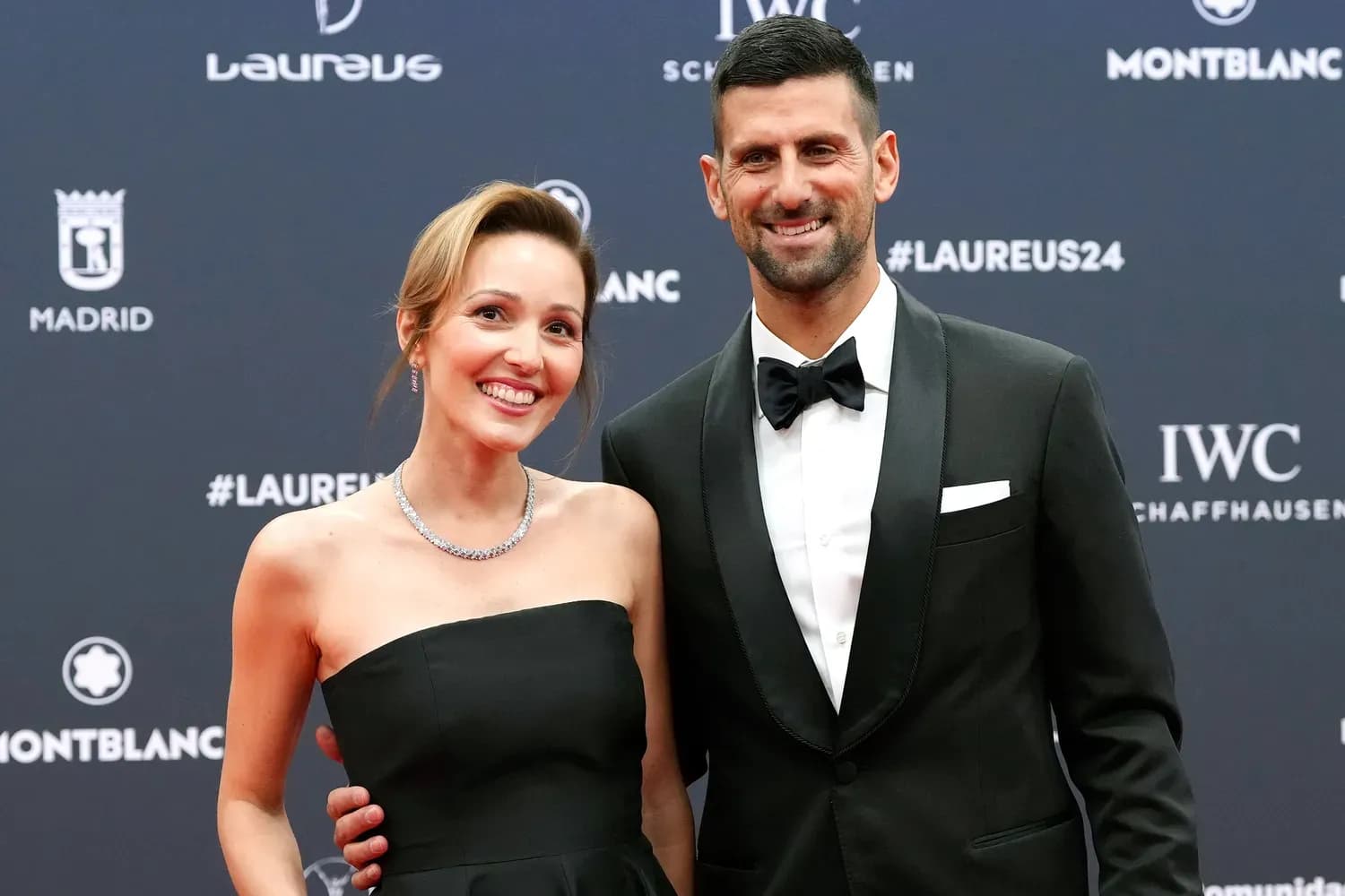 Novak Djokovic và vợ Jelena Djokovic trên thảm đỏ Laureus World Sports Awards, thể hiện hình ảnh cặp đôi quyền lực và thành đạt.