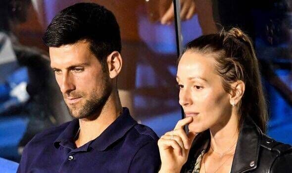 Novak Djokovic và vợ Jelena Ristic (nay là Jelena Djokovic) nhìn nhau đầy suy tư, thể hiện mối quan hệ sâu sắc của họ.