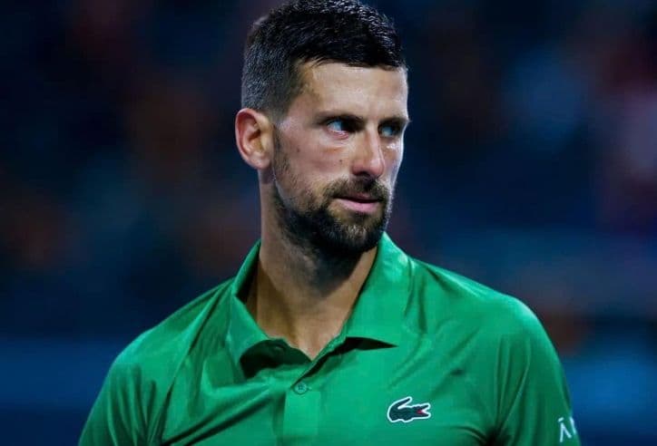 Novak Djokovic với vẻ mặt căng thẳng, tập trung cao độ trong trận đấu tại US Open.