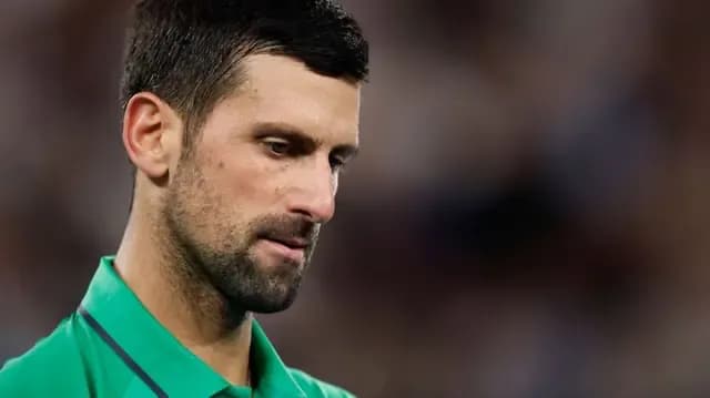 Novak Djokovic với vẻ mặt trầm tư, thể hiện sự đấu tranh nội tâm