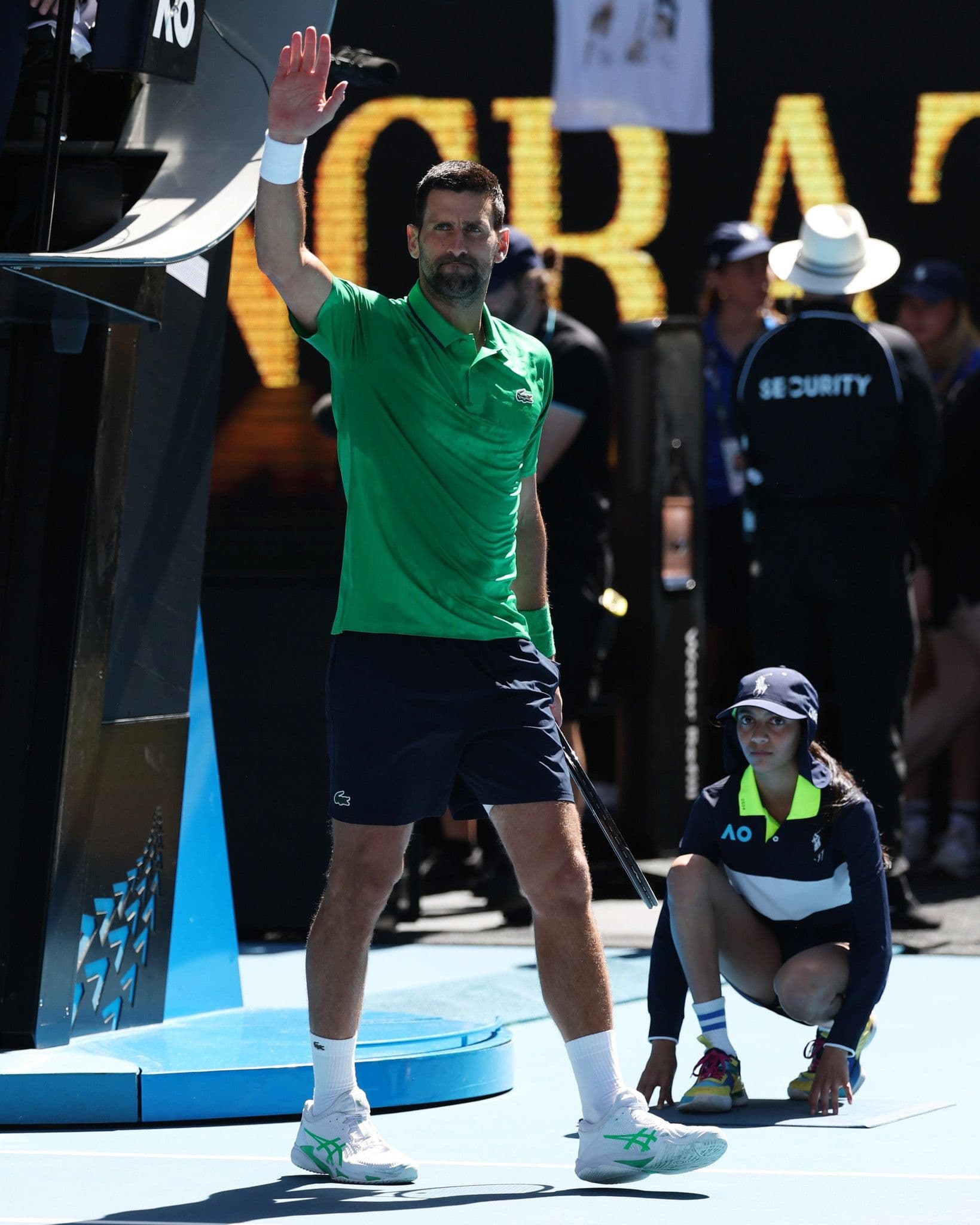Novak Djokovic vẫy tay chào khán giả sau chiến thắng đầy kịch tính tại Australian Open.