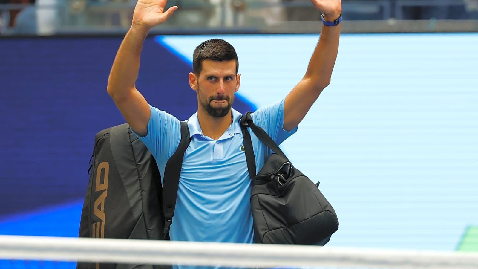 Novak Djokovic vẫy tay chào khán giả, thể hiện quyết tâm chinh phục Grand Slam thứ 25 và định nghĩa lại di sản của mình.
