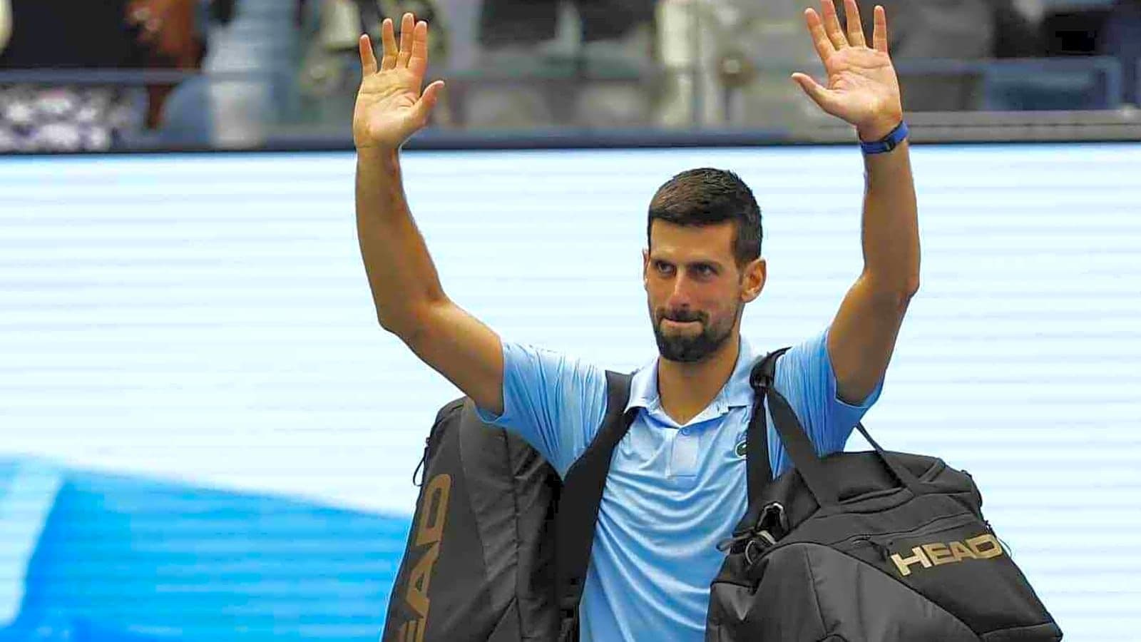Novak Djokovic vẫy tay trên sân quần vợt, tượng trưng cho hành trình đầy biến động và canh bạc cuối cùng của anh.