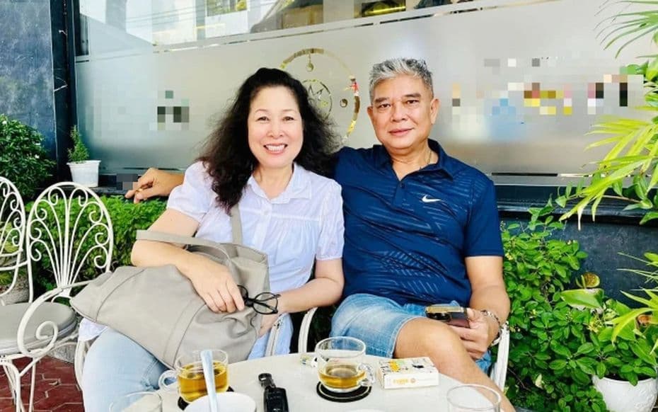 NSND Hồng Vân và Lê Tuấn Anh hạnh phúc bên nhau tại quán cà phê, biểu tượng tình yêu tái ngộ bền vững.