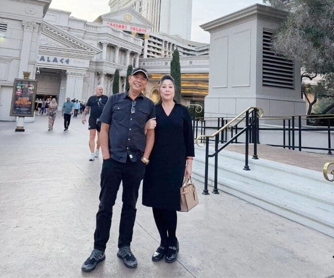 NSND Hồng Vân và Lê Tuấn Anh đi dạo, thể hiện sự đồng hành và hậu phương vững chắc trong hôn nhân.