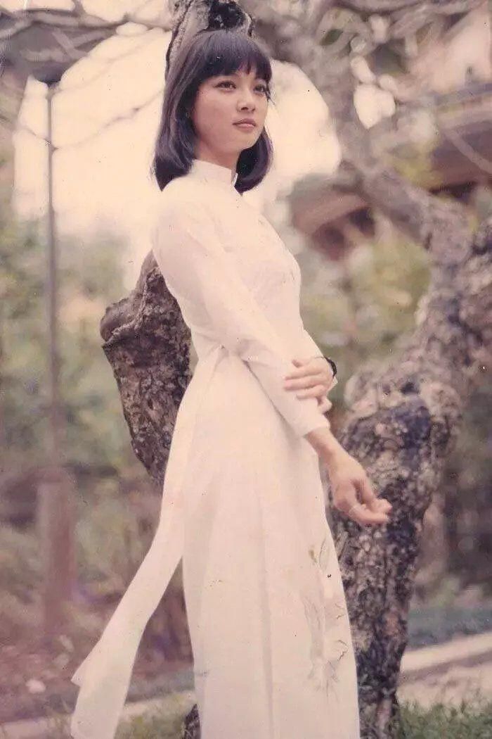 NSND Lê Khanh thời trẻ trong tà áo dài trắng, nguồn cảm hứng cho ca khúc 'Điều giản dị' của Phú Quang
