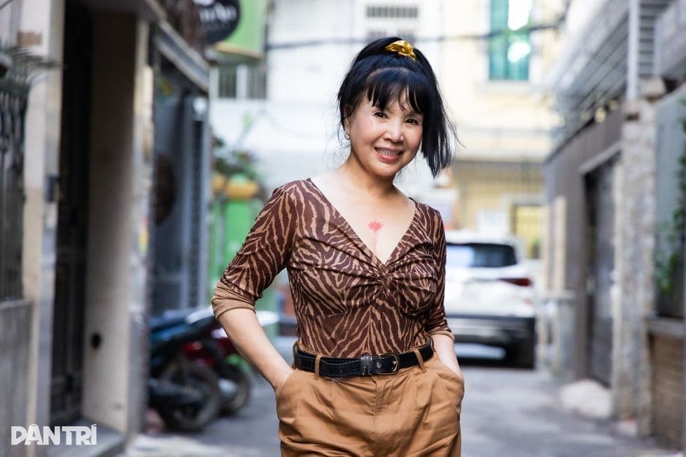 NSND Lan Hương, biểu tượng điện ảnh Việt Nam, đứng tự tin trên phố.