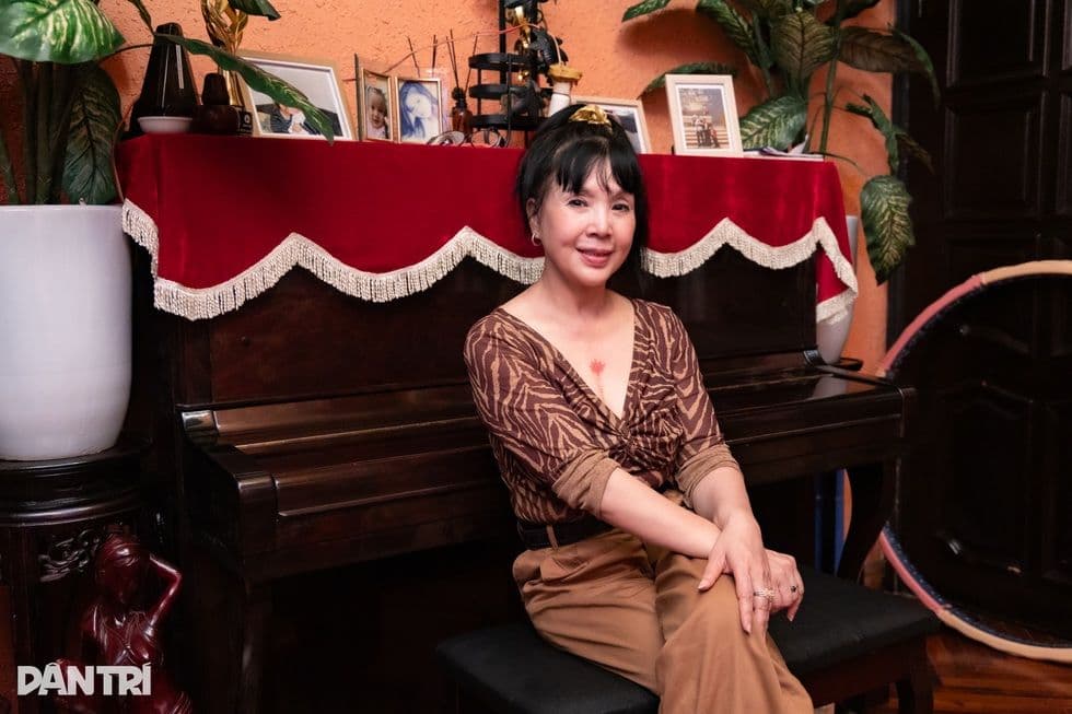 NSND Lan Hương ngồi bên cây đàn piano, thể hiện sự gắn bó trọn đời với nghệ thuật.