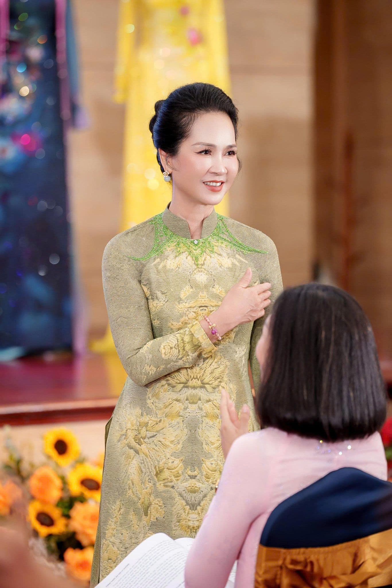 NSND Lan Hương trong tà áo dài truyền thống tại một sự kiện nghệ thuật.