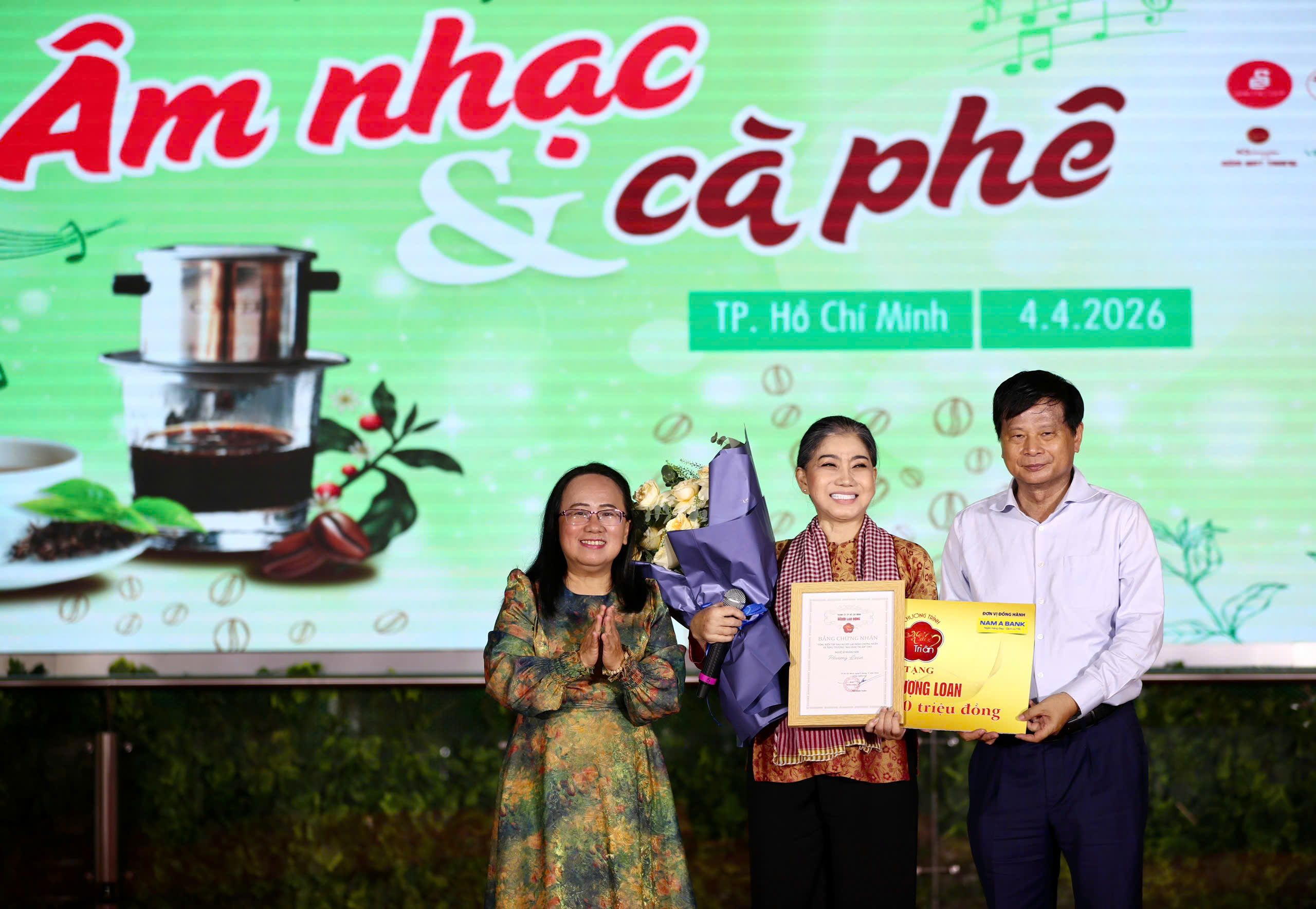 NSND Phượng Loan rạng rỡ nhận giải Mai Vàng tri ân tại Lễ hội Cà phê - Trà Việt.