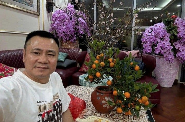 NSND Tự Long trang hoàng nhà cửa với hoa đào, quất, tạo không khí ấm cúng cho gia đình đón Tết, tượng trưng cho nền tảng hạnh phúc gia đình.