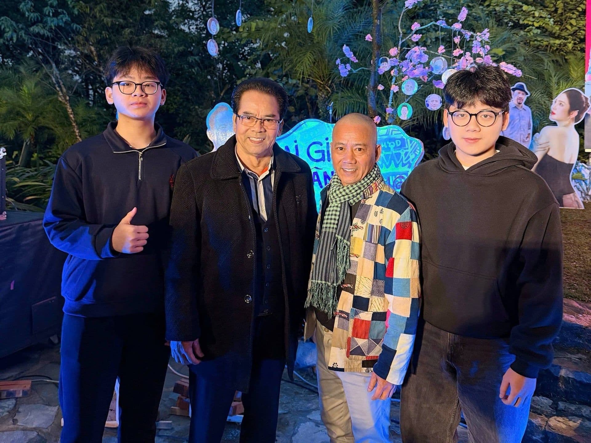 NSND Trần Nhượng chụp ảnh cùng con trai Trần Bình Trọng và các thành viên gia đình, thể hiện những trăn trở đời thường.