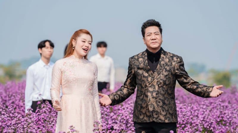 NSND Trần Nhượng, nghệ sĩ gạo cội, mỉm cười trong bộ vest lịch lãm.